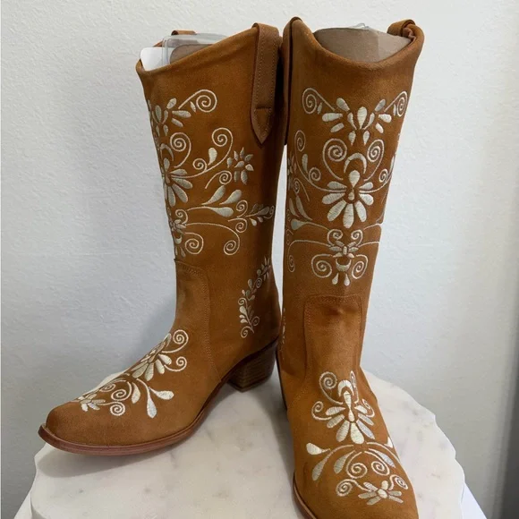 Elegant Suede and Floral Embroidered Caramel Heeled Boots NIB Size 10.5 - Picture 3 of 12